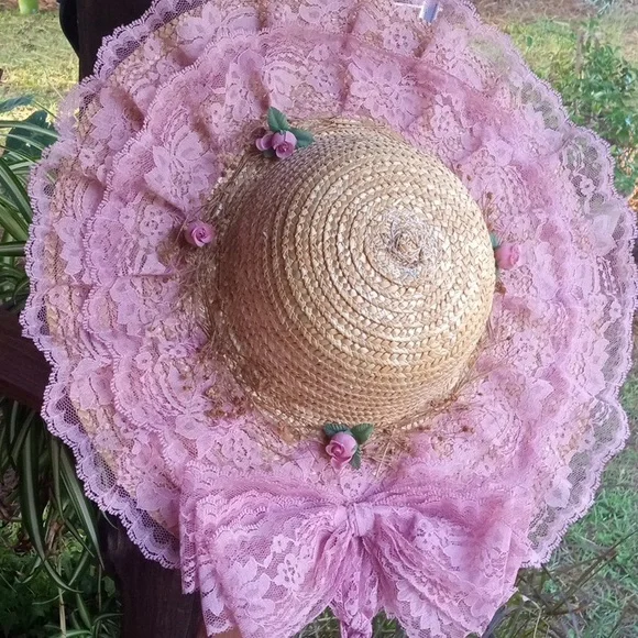 Vintage straw hat with mauve lace and floral trim - Picture 9 of 12